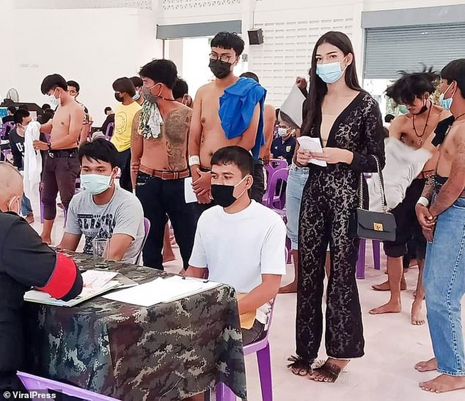 Các người đẹp chuyển giới Thái Lan đi khám sức khỏe nghĩa vụ quân sự - 3 Các người đẹp chuyển giới Thái Lan đi khám sức khỏe nghĩa vụ quân sự - 3