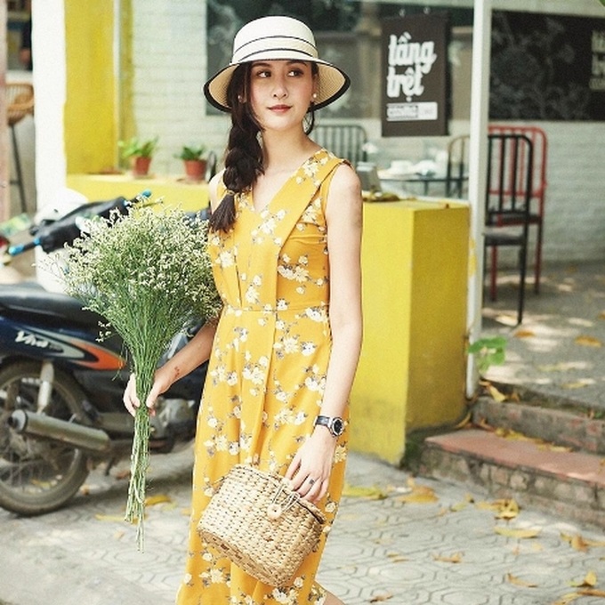 Đầm vàng hoa nhí và phụ kiện túi cói, mũ vành tròn là bộ ba ăn ý giúp Hà Lade lan tỏa vẻ đẹp dịu dàng, mong manh.