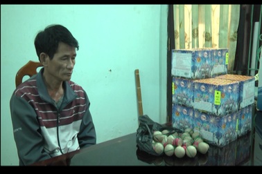 Mua 22kg pháo từ người bán hàng rong không quen biết