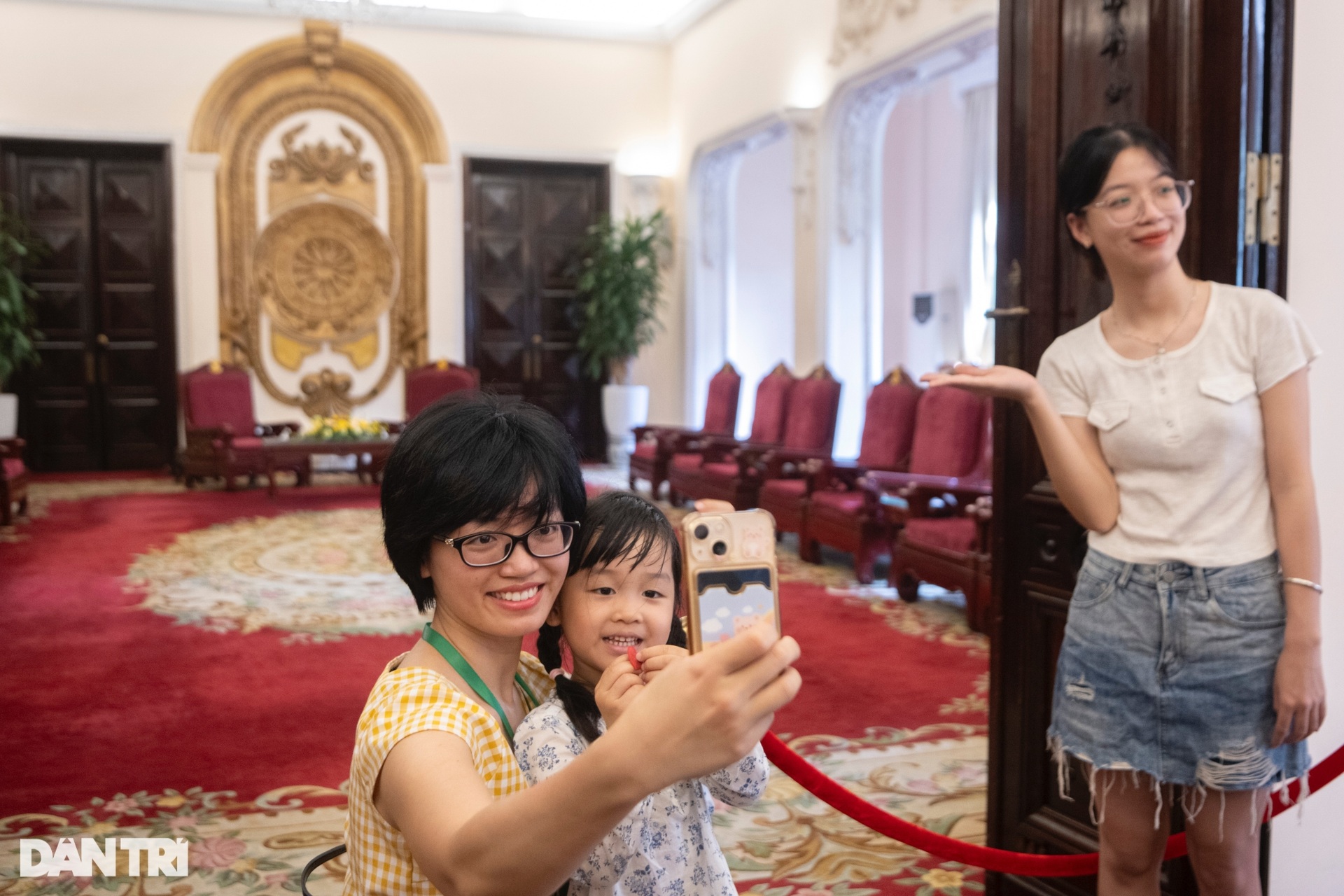 Người dân xếp hàng dài chờ vào tòa Bắc Bộ Phủ lần đầu đón khách tham quan - 9 Người dân xếp hàng dài chờ vào tòa Bắc Bộ Phủ lần đầu đón khách tham quan - 9