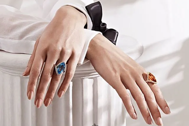 Kiếm được 140 triệu đồng/ngày với chỉ... hai bàn tay “lên hình”