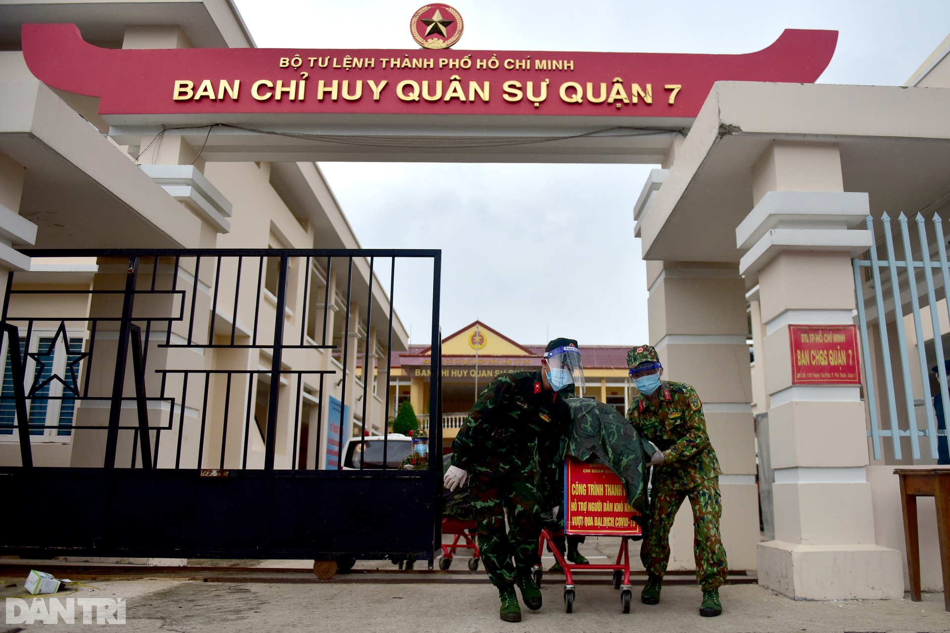 Bộ đội dầm mưa, trao quà tự tăng gia sản xuất cho người dân TPHCM - 4