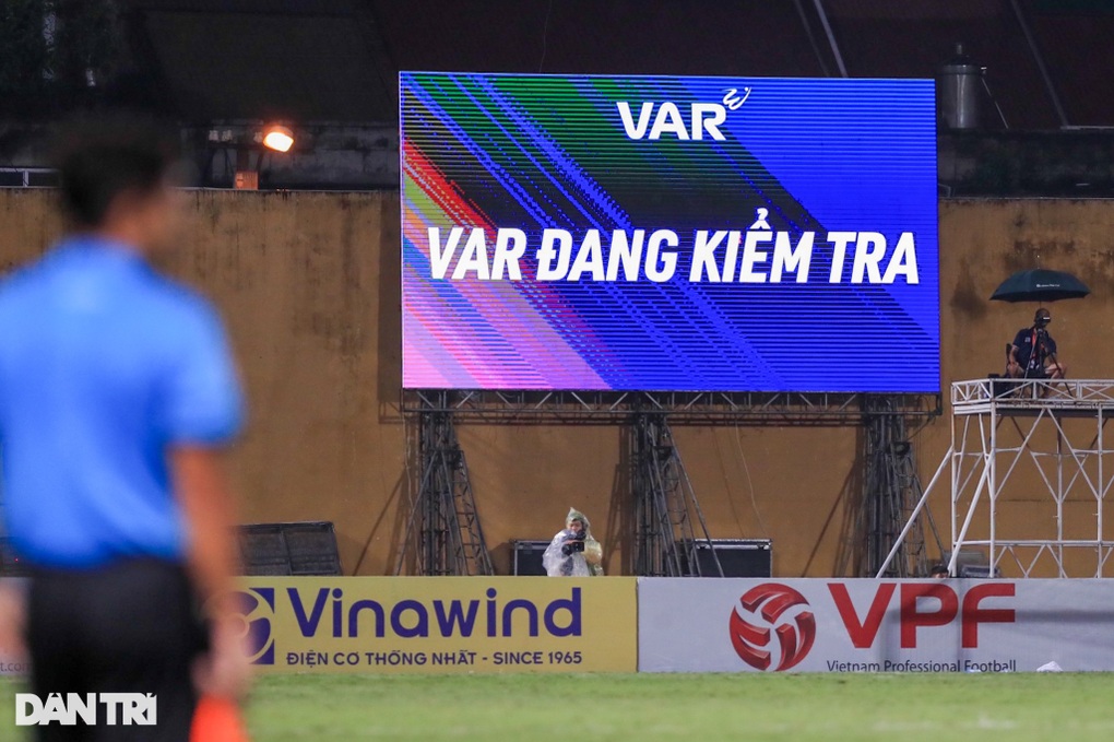 HLV Chu Đình Nghiêm: Công nghệ VAR ở V-League khác thế giới - 1 HLV Chu Đình Nghiêm: Công nghệ VAR ở V-League khác thế giới - 1