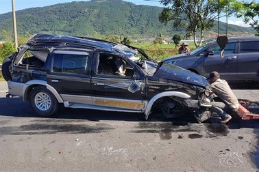 Ô tô mất lái lật ngửa trên cao tốc, 2 người thương vong