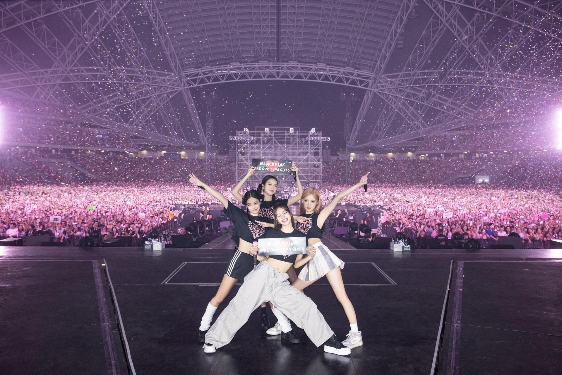 Show diễn Blackpink tại Hà Nội: Không chỉ là chuyện giới trẻ đu idol - 2 Show diễn Blackpink tại Hà Nội: Không chỉ là chuyện giới trẻ đu idol - 2