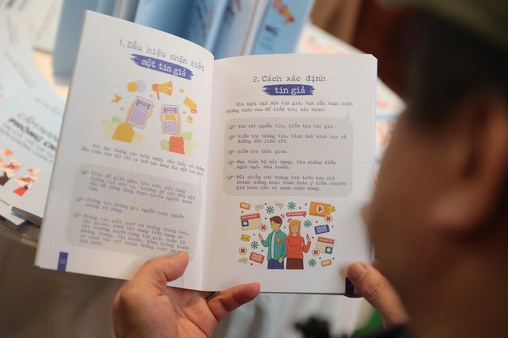 Ra mắt cẩm nang phòng chống tin giả, sai sự thật trên không gian mạng - 2 Ra mắt cẩm nang phòng chống tin giả, sai sự thật trên không gian mạng - 2