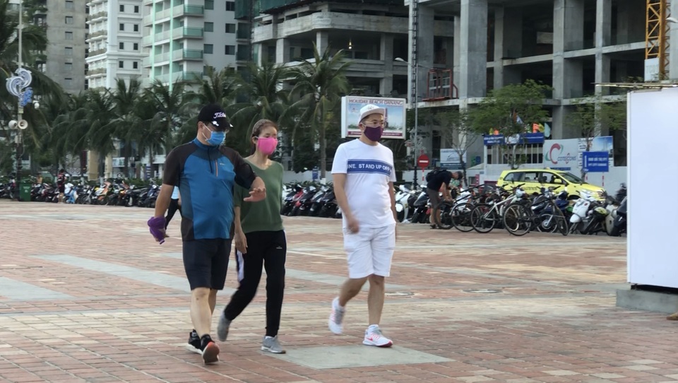 Đà Nẵng: Lo ngại dịch Covid-19 nhưng người dân vẫn ra biển giải khuây - 10 Đà Nẵng: Lo ngại dịch Covid-19 nhưng người dân vẫn ra biển giải khuây - 10