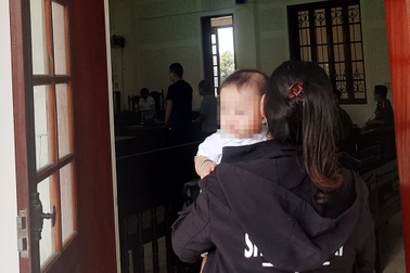 Hai đứa trẻ "bị bỏ rơi" và nỗi đau của 3 người đàn bà trong một phiên tòa