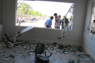 Hàng trăm người đập nát trụ sở Golden Hills 