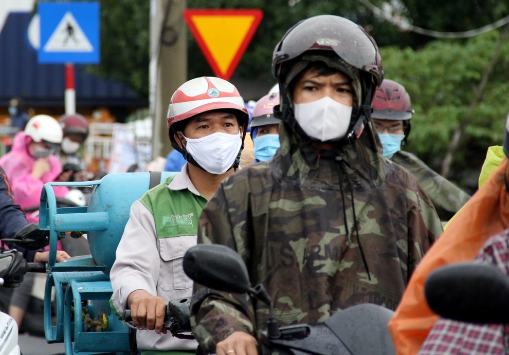 Thoát giấy xét nghiệm, dòng người vẫn đội mưa chờ nhích vào Đà Nẵng - 2 Thoát giấy xét nghiệm, dòng người vẫn đội mưa chờ nhích vào Đà Nẵng - 2