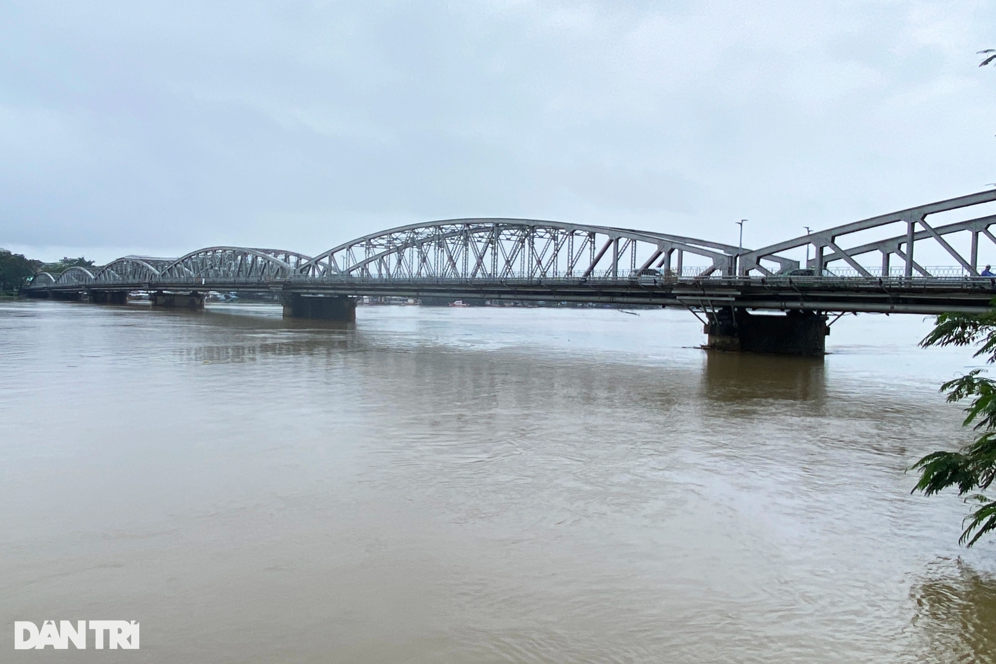 View - Người dân Thừa Thiên Huế vật lộn trên những con đường ngập sâu | Báo Dân trí