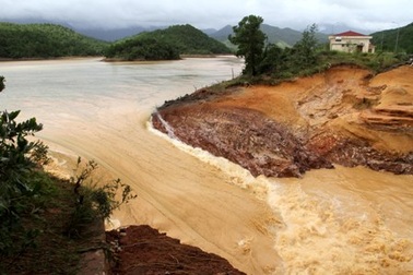 Bộ trưởng Xây dựng giao tìm nguyên nhân vỡ đập ở Quảng Ninh 