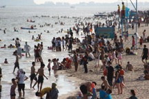 Bãi biển Hạ Long đông đúc du khách trong ngày đầu nghỉ lễ 30/4