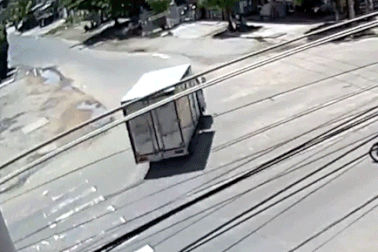 Xe máy đâm nhau ở ngã tư - Lỗi tại ai?