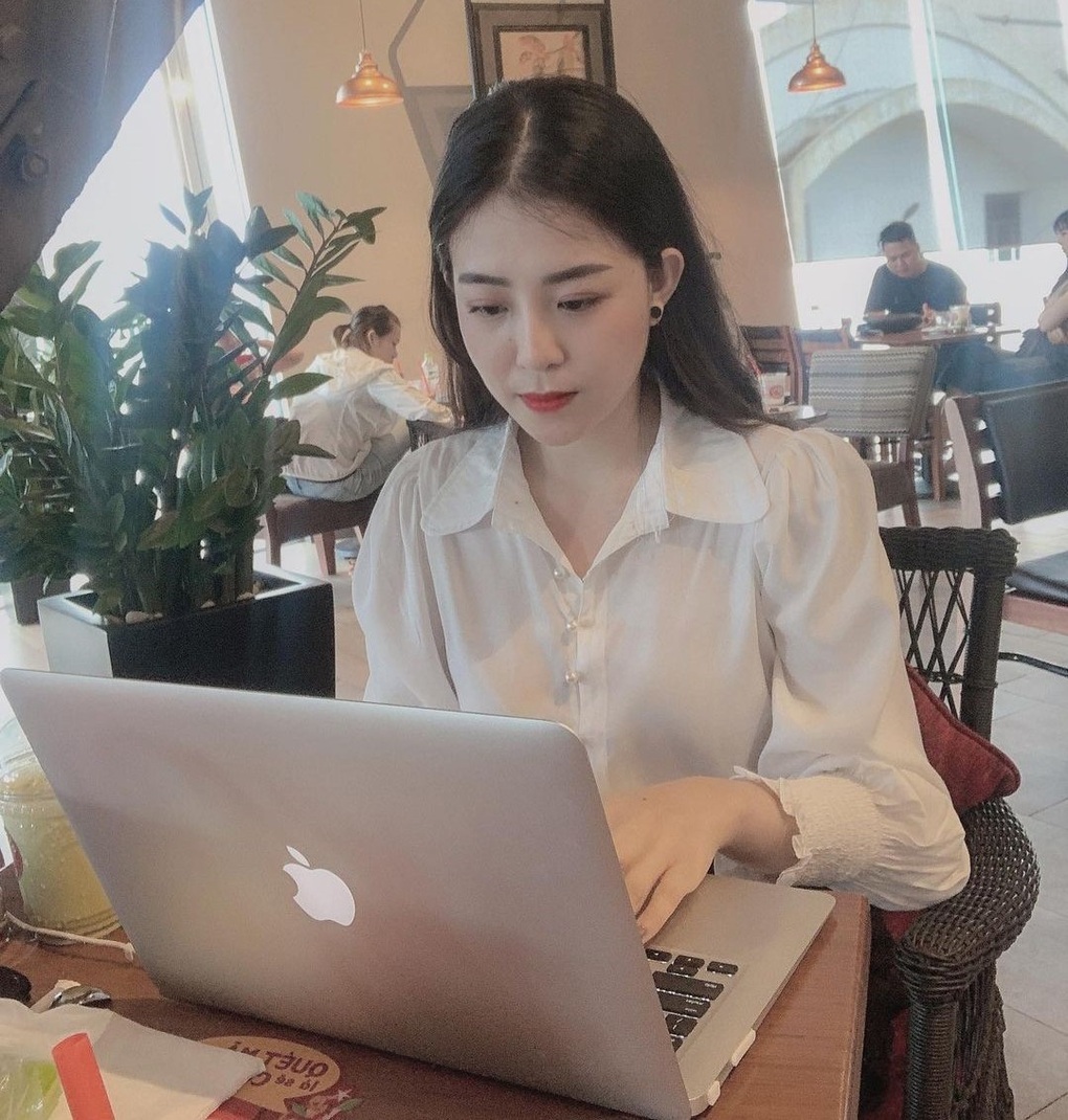 Vợ sắp cưới của cầu thủ Hồng Duy: Có bằng thạc sĩ, bố là tổng giám đốc - 4 Vợ sắp cưới của cầu thủ Hồng Duy: Có bằng thạc sĩ, bố là tổng giám đốc - 4