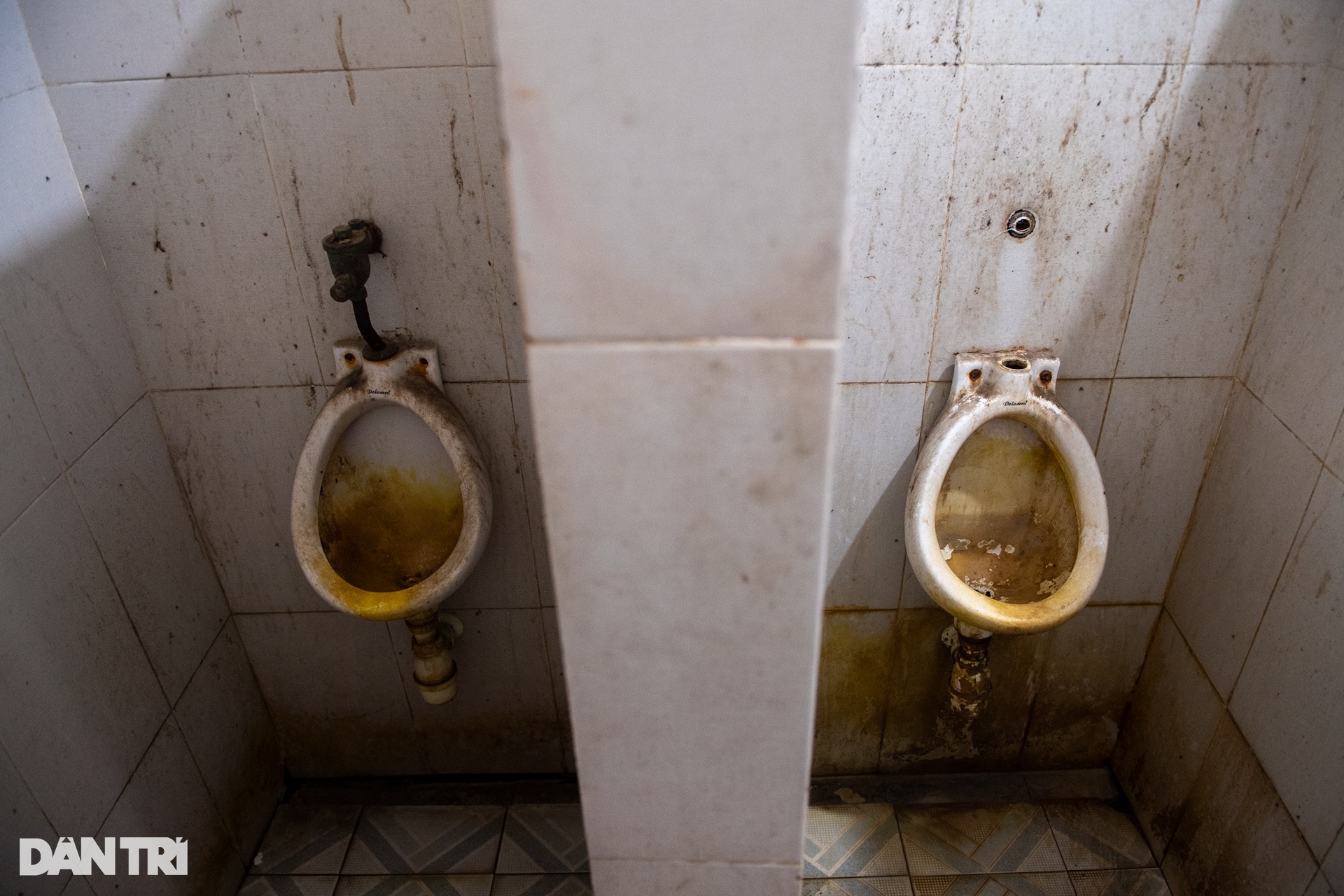 Cảnh nhếch nhác của hàng loạt nhà vệ sinh công cộng tại Hà Nội - 15 Cảnh nhếch nhác của hàng loạt nhà vệ sinh công cộng tại Hà Nội - 15