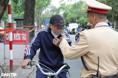 Người đàn ông đi xe đạp có cồn: "Tôi không ngờ bị CSGT kiểm tra"