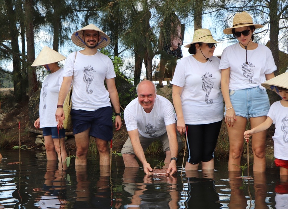 Khu nghỉ dưỡng L’Alya Ninh Vân Bay cùng du khách hưởng ứng phong trào trồng rừng ngập mặn - 4 Khu nghỉ dưỡng L’Alya Ninh Vân Bay cùng du khách hưởng ứng phong trào trồng rừng ngập mặn - 4