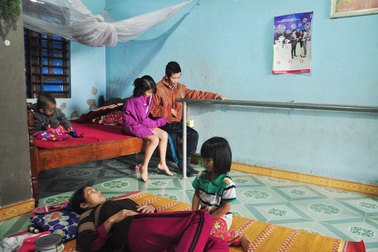 5 con thơ khốn khó khi bố tai biến mạch máu não, mẹ gặp tai nạn nằm liệt giường