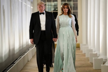 Cử chỉ tình yêu lãng mạn của vợ chồng ông Trump trong quốc yến Nhà Trắng