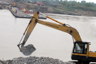 Hối hả chuẩn bị thông cầu phao qua sông Đuống