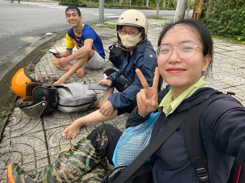 Giáo viên vùng cao đi bộ hàng chục km, băng qua sạt lở đến trường - 3 Giáo viên vùng cao đi bộ hàng chục km, băng qua sạt lở đến trường - 3