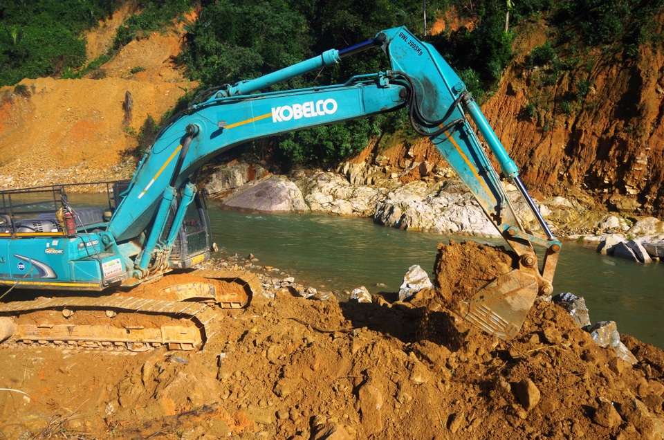 Đắp đập dài 15m tại sông Rào Trăng 3 để tìm kiếm nạn nhân vụ sạt lở - 2 Đắp đập dài 15m tại sông Rào Trăng 3 để tìm kiếm nạn nhân vụ sạt lở - 2