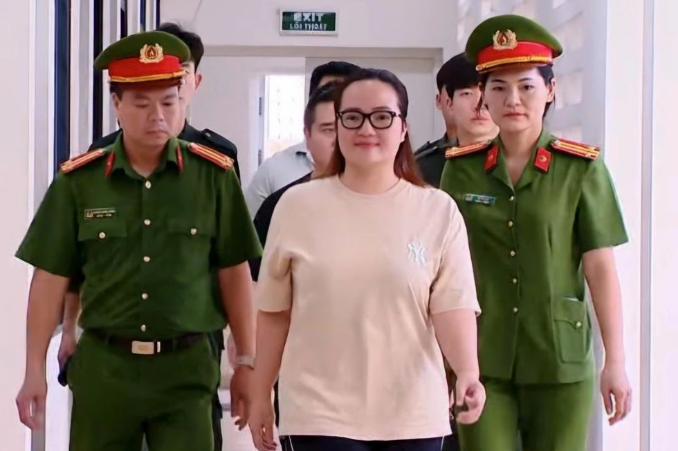 Hoàng Hường: Đế chế kinh doanh đến từ chiêu trò mị dân? - 3 Hoàng Hường: Đế chế kinh doanh đến từ chiêu trò mị dân? - 3