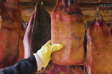 Cận cảnh cách người Iceland làm món "cá mập thối"