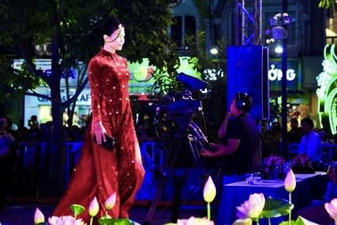 Quán quân Next Top Model Mâu Thủy diện áo dài nửa tỷ dự lễ hội áo dài TP.HCM