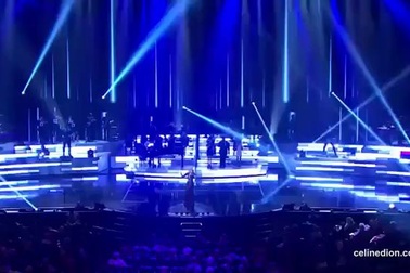 Celine Dion rơi nước mắt trong tiết mục biểu diễn tưởng nhớ người chồng quá cố