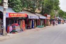 Chợ Ninh Hiệp vắng vẻ, tiểu thương ngồi chơi cả ngày vì không có hàng