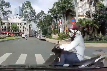 Vượt đèn đỏ đâm ô tô, "Ninja" xe máy không ngừng gây bất ngờ