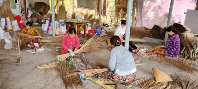 Làng nghề bó chổi dừa Mỹ An góp phần tạo công ăn việc làm cho phụ nữ.
