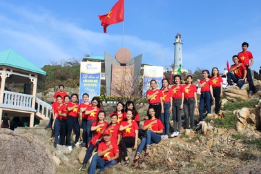 Hàng ngàn người tham gia lễ chào cờ đầu năm tại điểm cực Đông trên đất liền