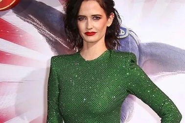 Cựu Bond girl đẹp quyến rũ với váy xanh, môi đỏ