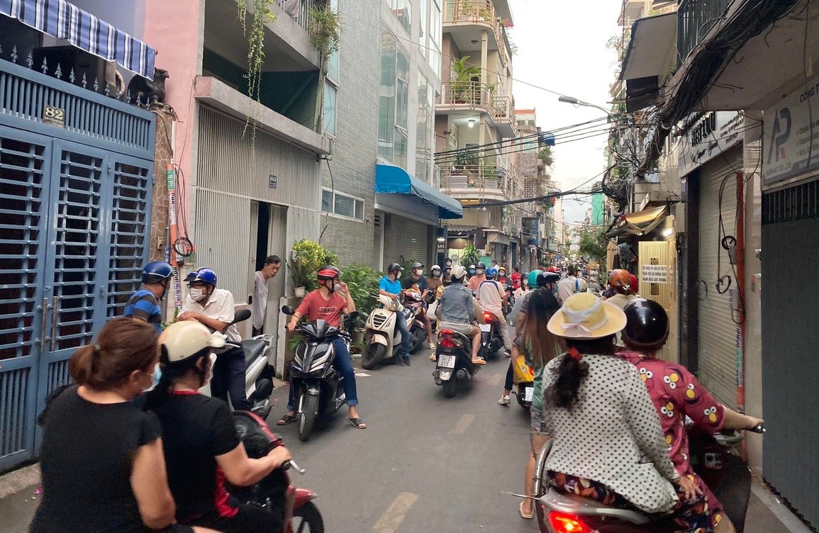 Xếp hàng ùn tắc cả phố chờ mua bánh mì ô môi đắt nhất Sài Gòn - 5 Xếp hàng ùn tắc cả phố chờ mua bánh mì ô môi đắt nhất Sài Gòn - 5