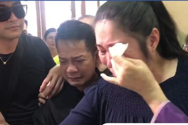 Nghệ sĩ Việt bức xúc vì đám đông livestream trong lễ viếng Anh Vũ