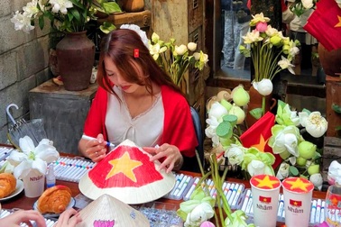 Quán cà phê ở TPHCM rực rỡ cờ hoa, "tung chiêu" vẽ nón lá hút khách dịp 2/9