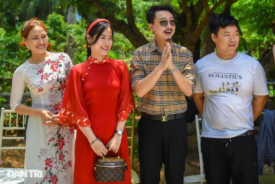 Đám cưới Mạc Văn Khoa: NSND Tự Long về dự, cô dâu đeo vàng trĩu cổ - 9 Đám cưới Mạc Văn Khoa: NSND Tự Long về dự, cô dâu đeo vàng trĩu cổ - 9