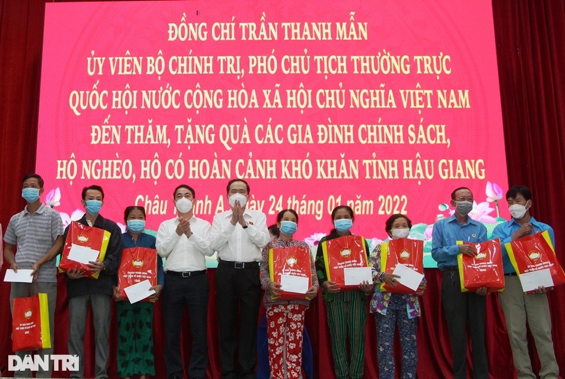 Phó Chủ tịch Thường trực Quốc hội trao quà Tết gia đình chính sách - 2 Phó Chủ tịch Thường trực Quốc hội trao quà Tết gia đình chính sách - 2