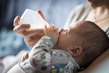 Trẻ sơ sinh có thể uống hàng triệu hạt vi nhựa mỗi ngày từ bình bú