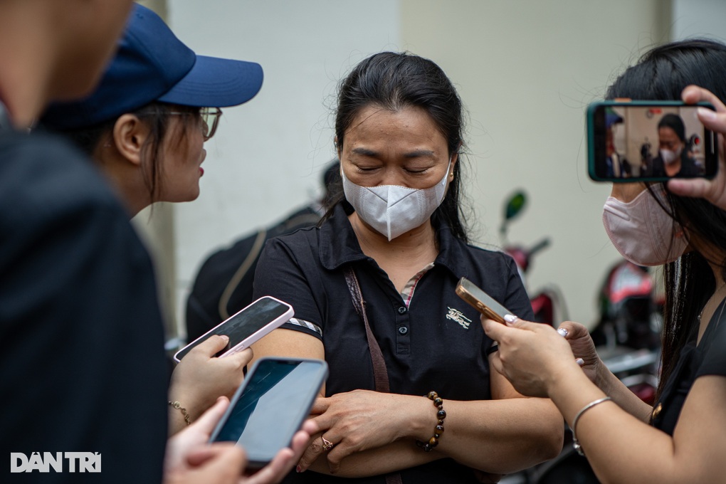 Người dân dậy từ 3h sáng, vượt 300km xuống Hà Nội viếng Tổng Bí thư - 2 Người dân dậy từ 3h sáng, vượt 300km xuống Hà Nội viếng Tổng Bí thư - 2
