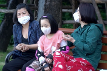 Hà Nội cho học sinh lớp 1-6 tới trường: Bố mẹ vừa mừng vừa lo