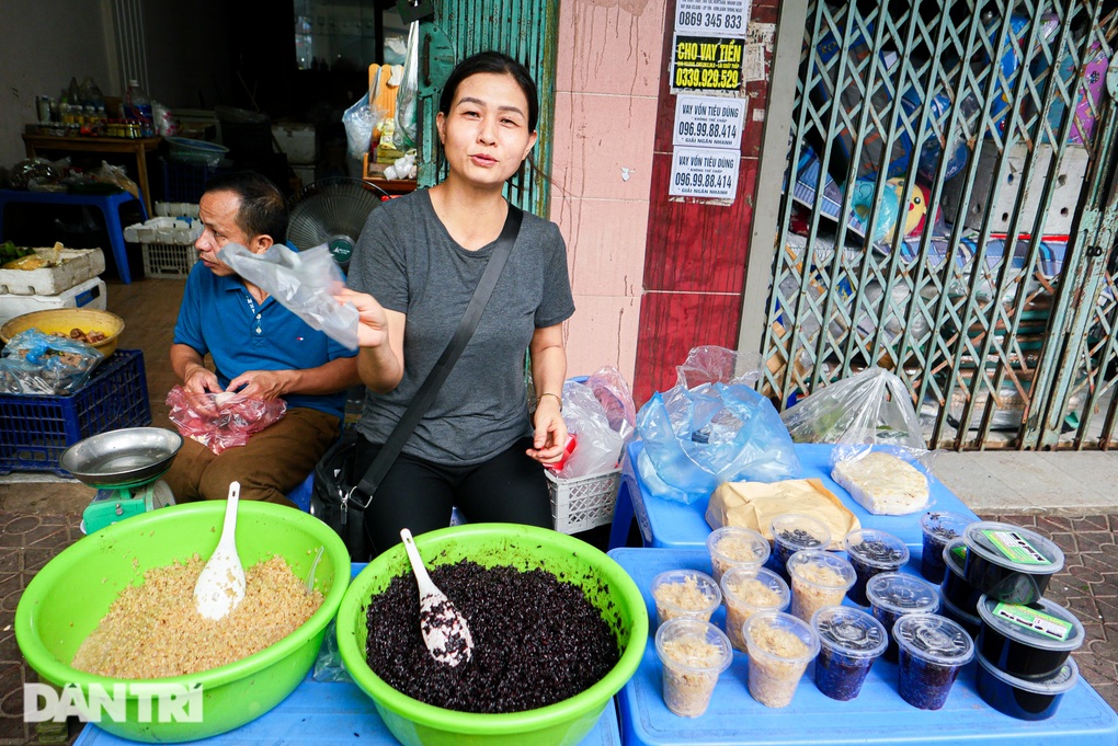 Tết Đoan Ngọ: Tiểu thương bán 2 tạ rượu nếp, hoa quả chốt đơn mỏi tay - 4 Tết Đoan Ngọ: Tiểu thương bán 2 tạ rượu nếp, hoa quả chốt đơn mỏi tay - 4