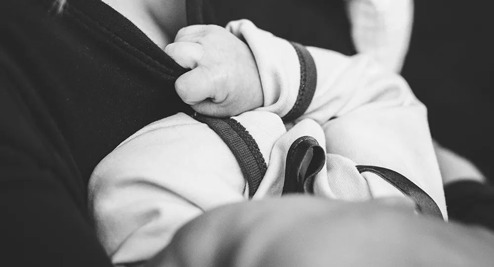 Trẻ sơ sinh đầu tiên tử vong vì virus corona - 1