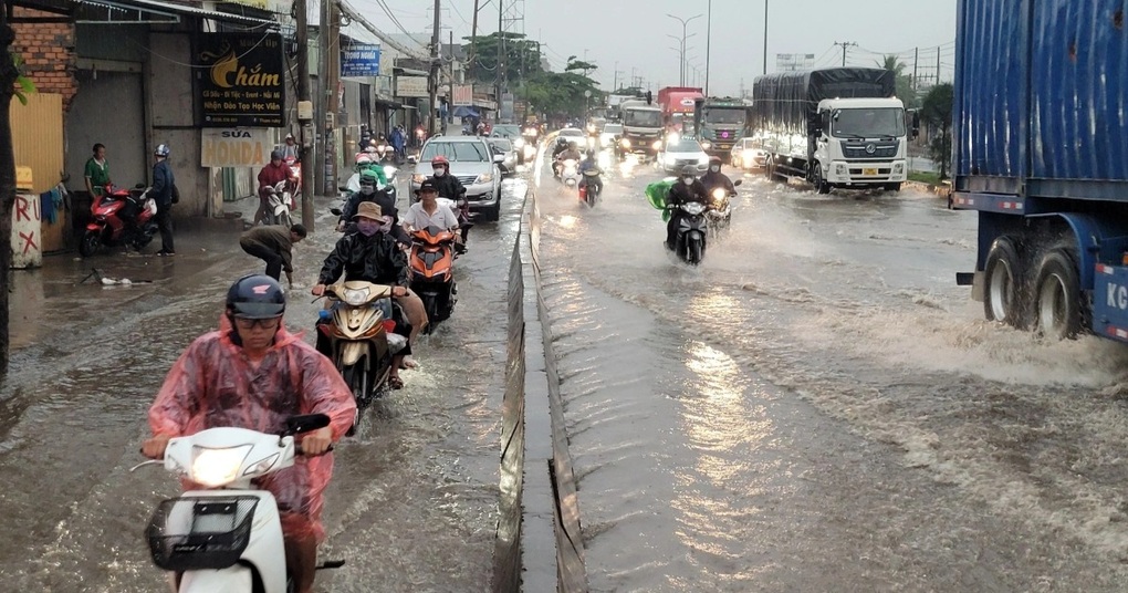 Nhiều nơi ở Đồng Nai ngập sâu do mưa lớn - 1 Nhiều nơi ở Đồng Nai ngập sâu do mưa lớn - 1