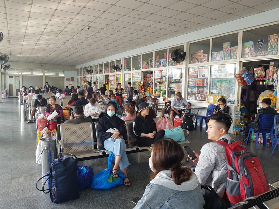Người dân tay xách nách mang rời Đà Nẵng về quê ăn Tết - 2 Người dân tay xách nách mang rời Đà Nẵng về quê ăn Tết - 2
