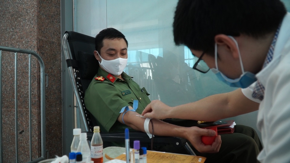 Công an Hà Nội vận động 5.000 cán bộ chiến sĩ hiến máu - 1 Công an Hà Nội vận động 5.000 cán bộ chiến sĩ hiến máu - 1