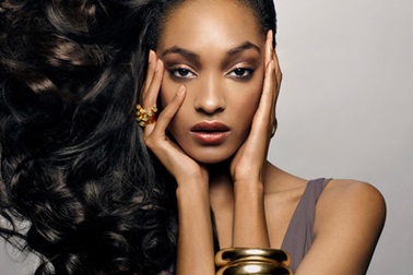 Siêu mẫu 9X mang bầu ở tháng thứ 5